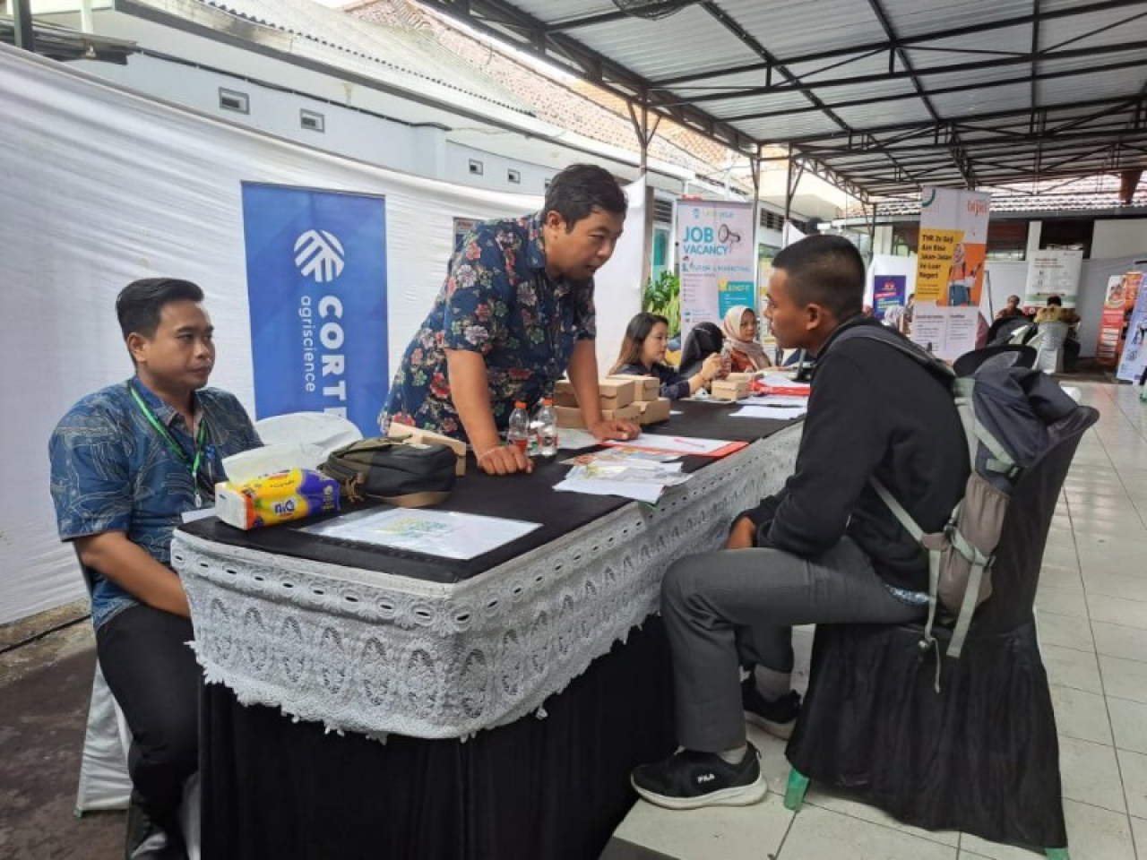 Para pencari kerja mendatangi Job Fair untuk mencari info pekerjaan. (ist)