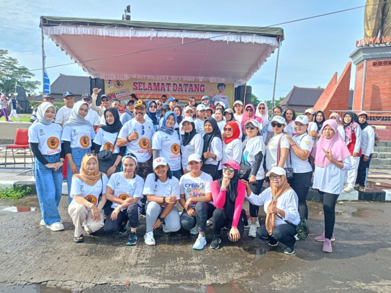 Komandan MAPI Saber Pungli Regional Jawa Timur III, Sutrisno foto bersama dengan anggotanya. (ist)
