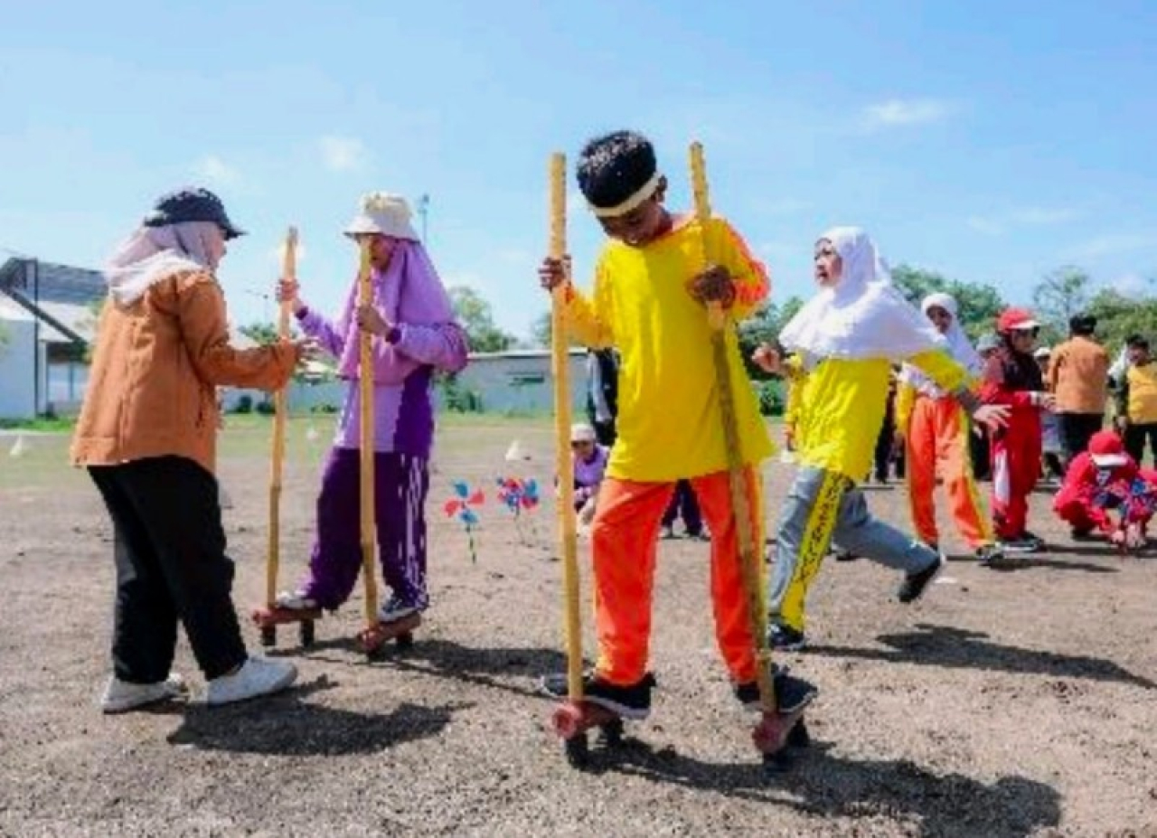 PT Freeport Indonesia Bersama Ratusan Anak SD di Gresik Kompak Permainan Tradisional