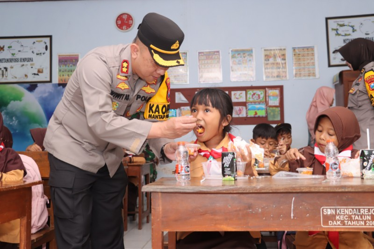 Polres Blitar Inisiasi Program Makan Bergizi Gratis di SDN 1 Kendalrejo