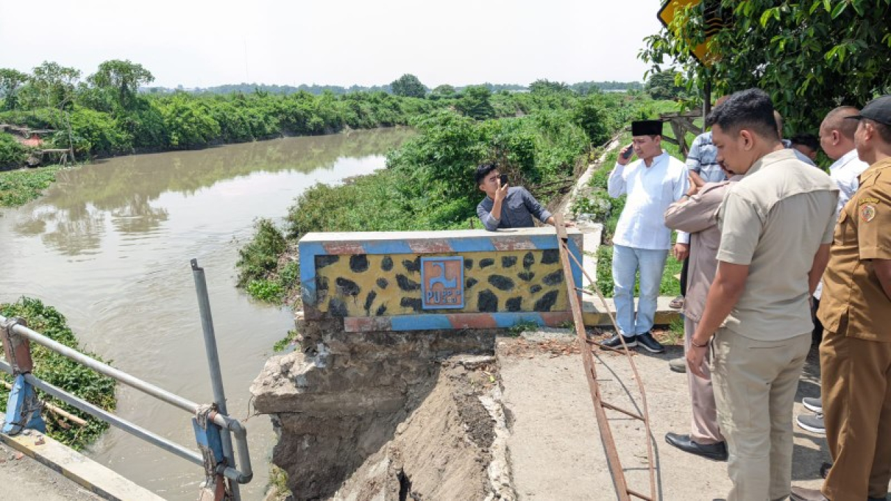 Wabup Mojokerto Muhammad Al Barra meninjau langsung jembatan Kedunggempol yang putus. (ist)