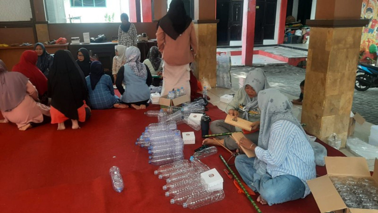 Ibu- ibu berlatih memproses botol bekas air minum menjadi sapu. (ist)
