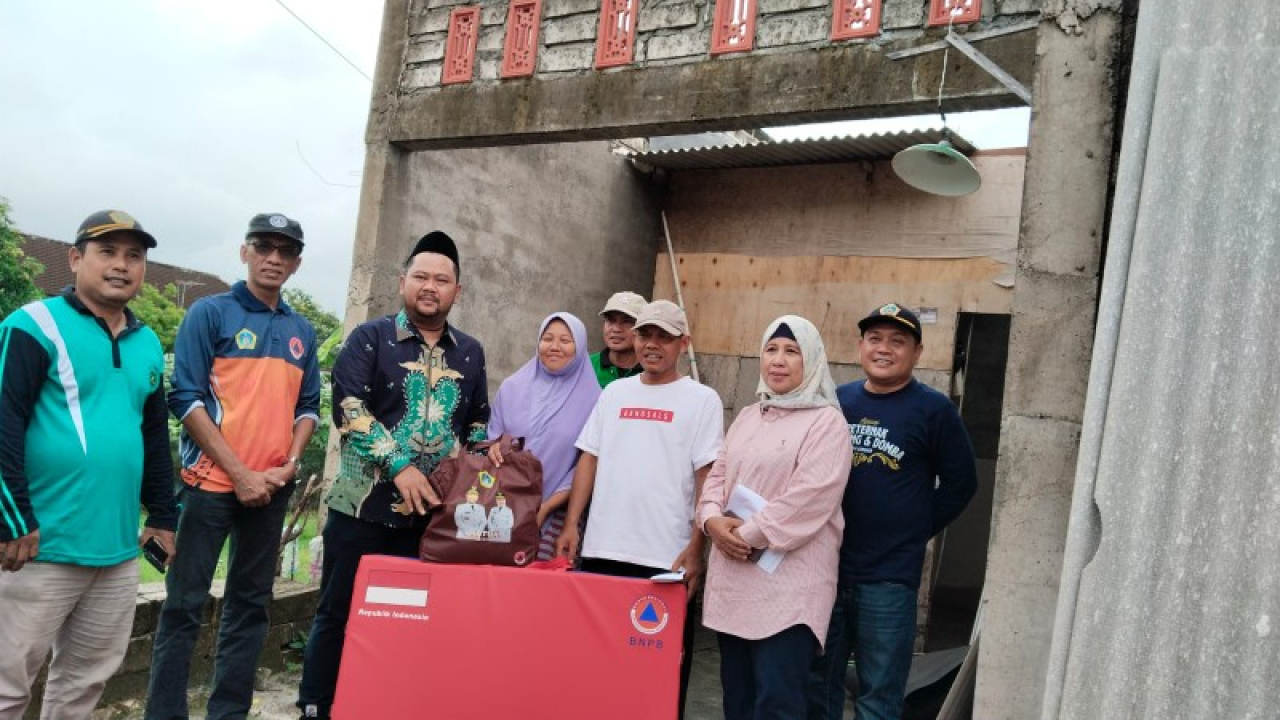 Bupati Gresik menjenguk dan memberi sumbangan pada korban puting beliung. (ist)