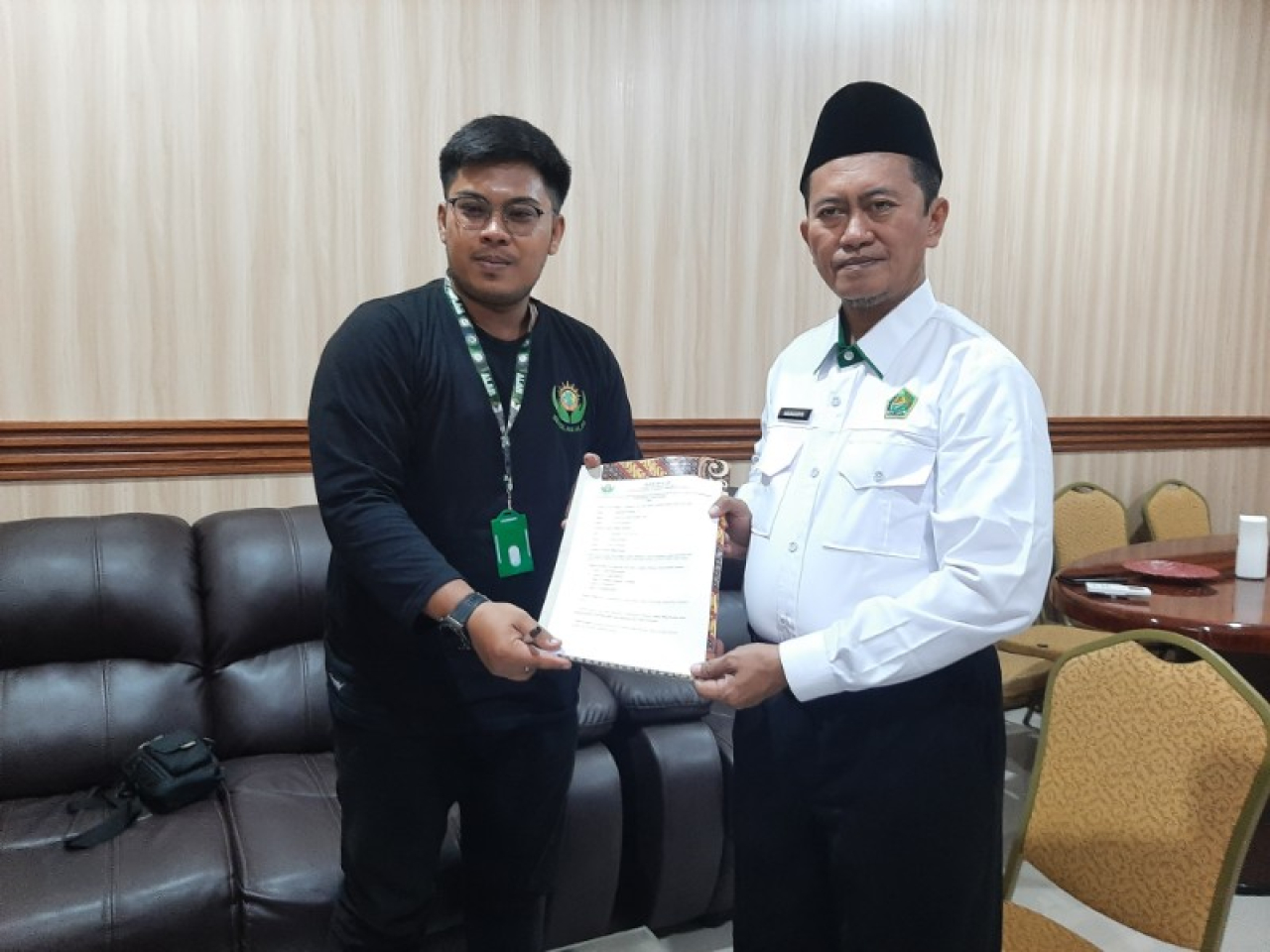 Pebyerahan bantuan alat sarana prasarana pendukung pada 6 sekolah kolaborator.(ist)