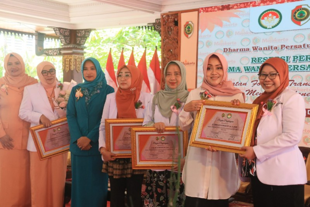 Bupati Ikfina menyerahkan penghargaan e-Reporting kepada OPD yang telah melaksanakan LPPK. (ist)