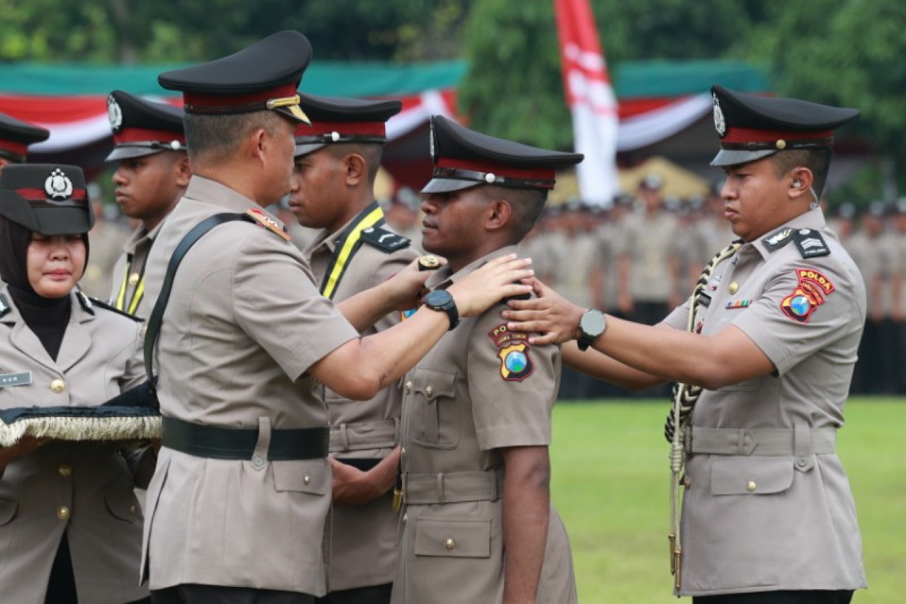 Kapolda Jatim Irjen Pol iman Sugianto menyematkan pangkat kepada siswa tanda lulus pendidikan. (ist)