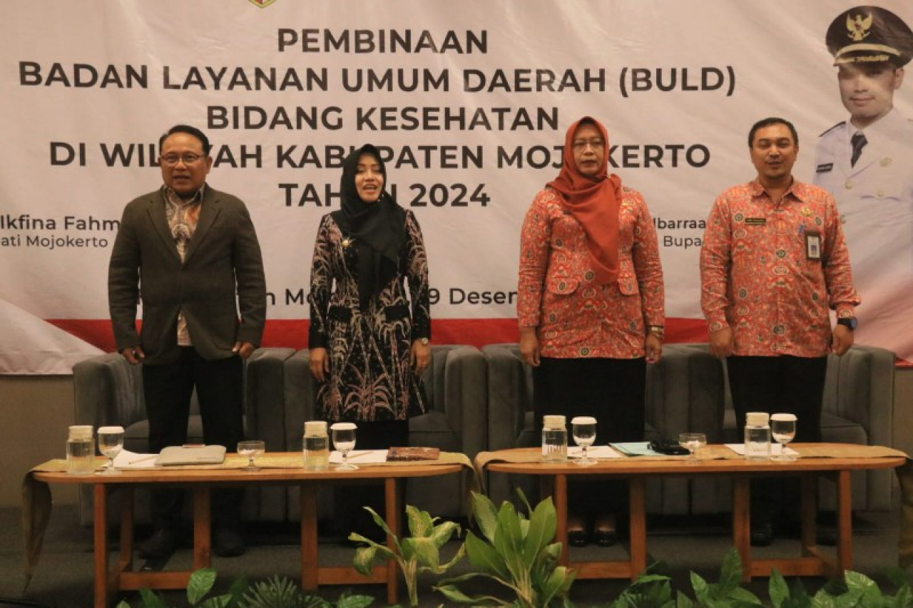 Bupati Mojokerto Ikfina Fahmawati didampingi Asisten Perekonomian dan Pembangunan Kabupaten Mojokerto Nurul Istiqomah dalam pembinaan mutu BLUD. (ist)