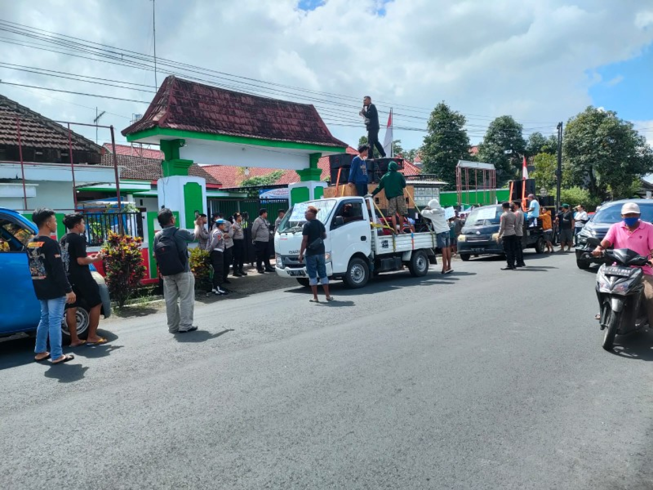 puluhan warga Desa Bendosewu mendatangi ksntor desa menuntut Kepala Desa mundur.(ist)