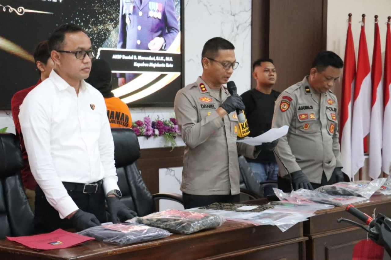 AKBP Daniel S Marunduri didampingi Kasatreskrim AKP Ach Rudi Zaeny dan IPDA Agung Suprihandono saat konferensi pers. (eko)