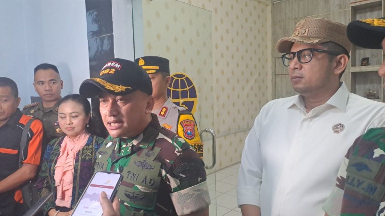 Danrem 082 CPYJ/ Mojokerto Kolonel Inf. Batara Alex Bulo didampingi Mas Pj dan Kapolres Mojokerto Kota AKBP Daniel saat dimintai keterangannya oleh awak media. (foto: eko/B-news.id)