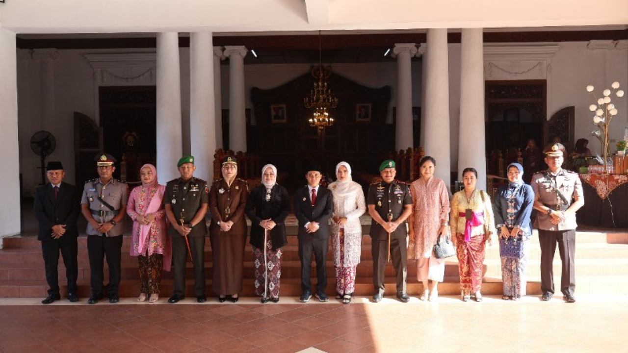 Pemkab Mojokerto Gelar Upacara Hari Ibu Berpeserta Perempuan