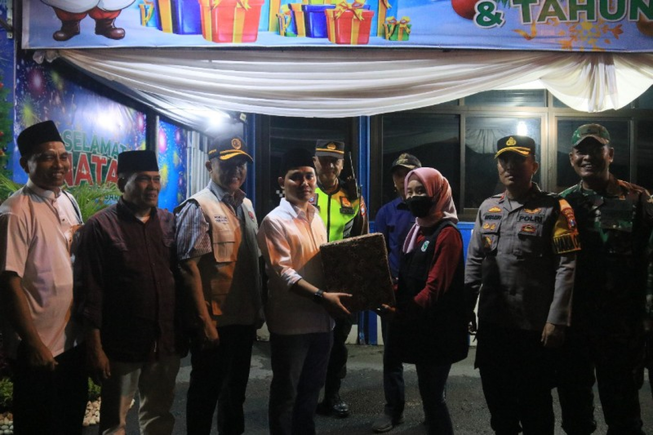 Wabup Mojokerto Al Barra didampingi Setdakab Teguh Gunarko memberikan bingkisan kepada petugas di pospam. (ist)