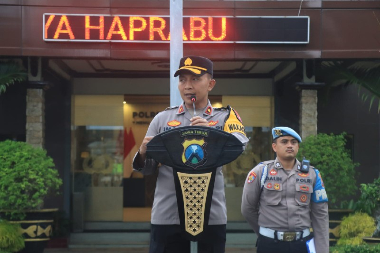 Wakapolres Malang, Komisaris Polisi (Kompol) Imam Mustolih memimpin apel. (ist)
