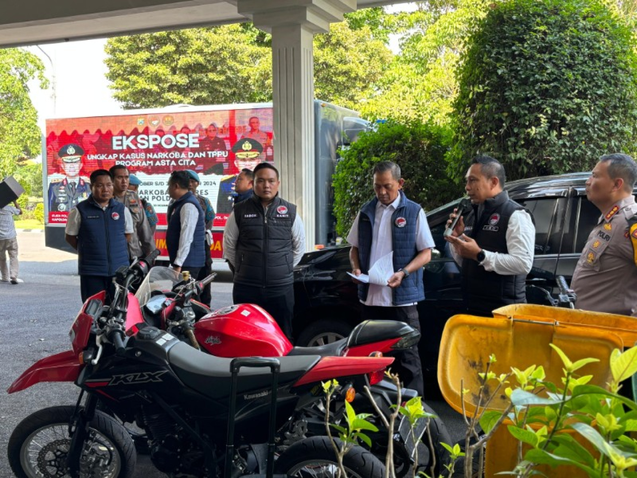 Dirresnarkoba Polda Jatim Kombes Pol Robert Da Costa dalam konferensi pers di Mapolda Jatim. (ist)