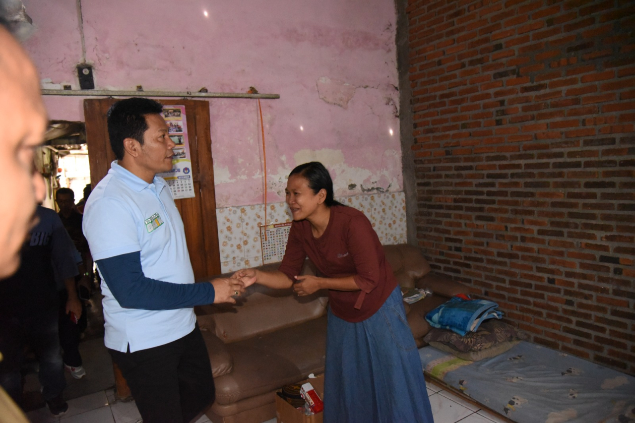 Plt Bupati Subandi saat mengunjungi rumah Warga Banjar Kamantren Kecamatan Buduran, Firia Setianingsih. (Ist)