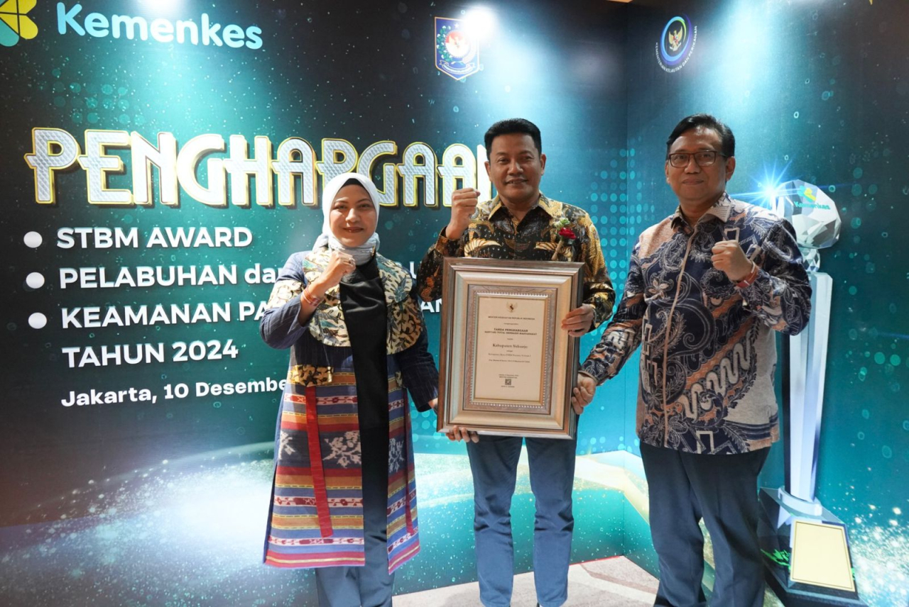 Plt Bupati menerima penghargaan STBM Award terbaik Nasional. (ist)