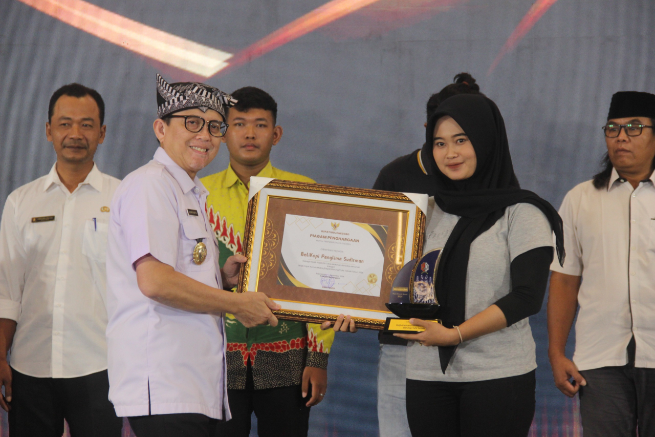 Pj Bupati Bojonegoro, Adrinyanto memberikan piagam penghargaan kepada wajib pajak. (Ist)