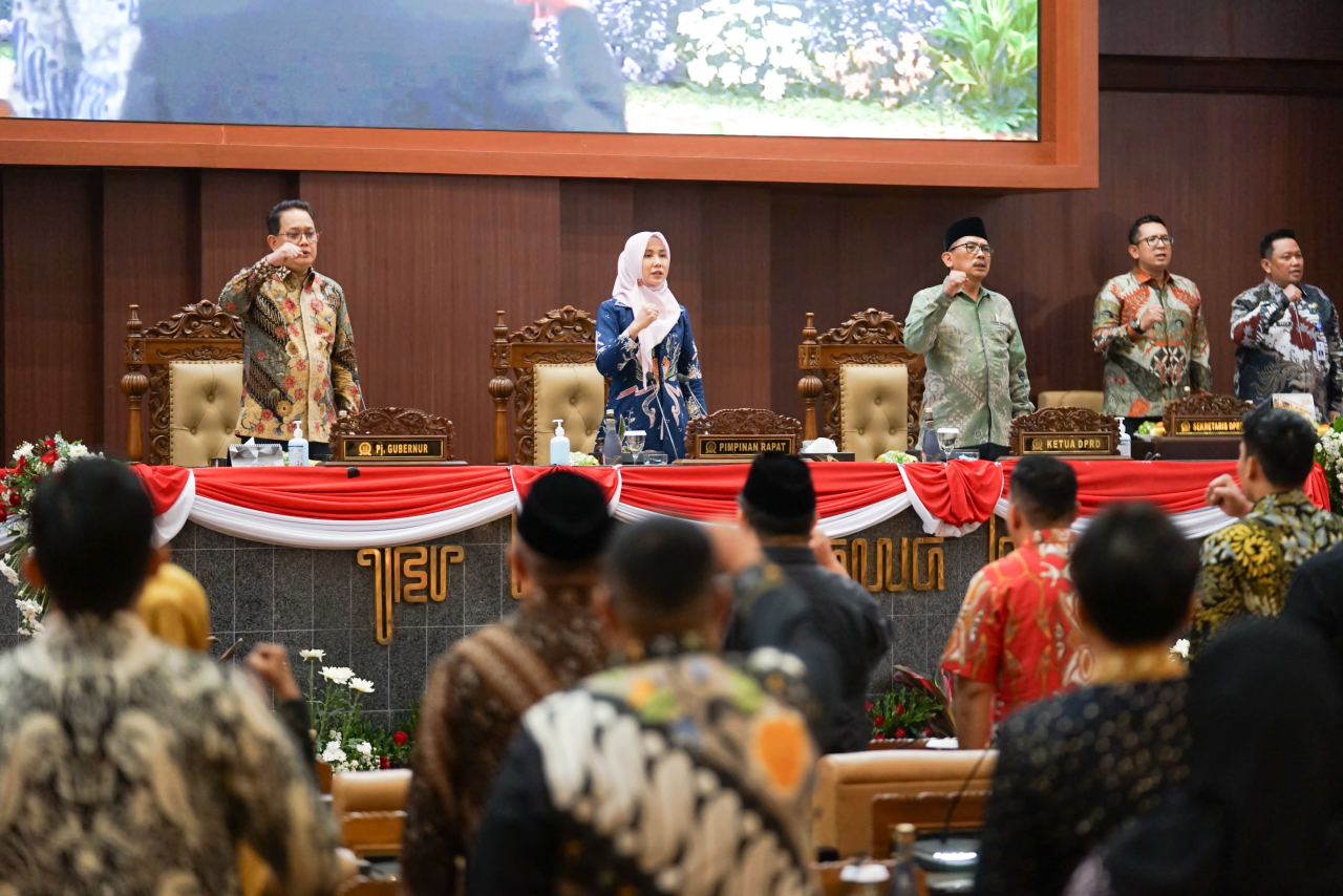 Pj Gubernur Adhy saat menghadiri rapat Paripurna atas pandangan umum fraksi terkait Raperda BPR Jatim. (Ist)