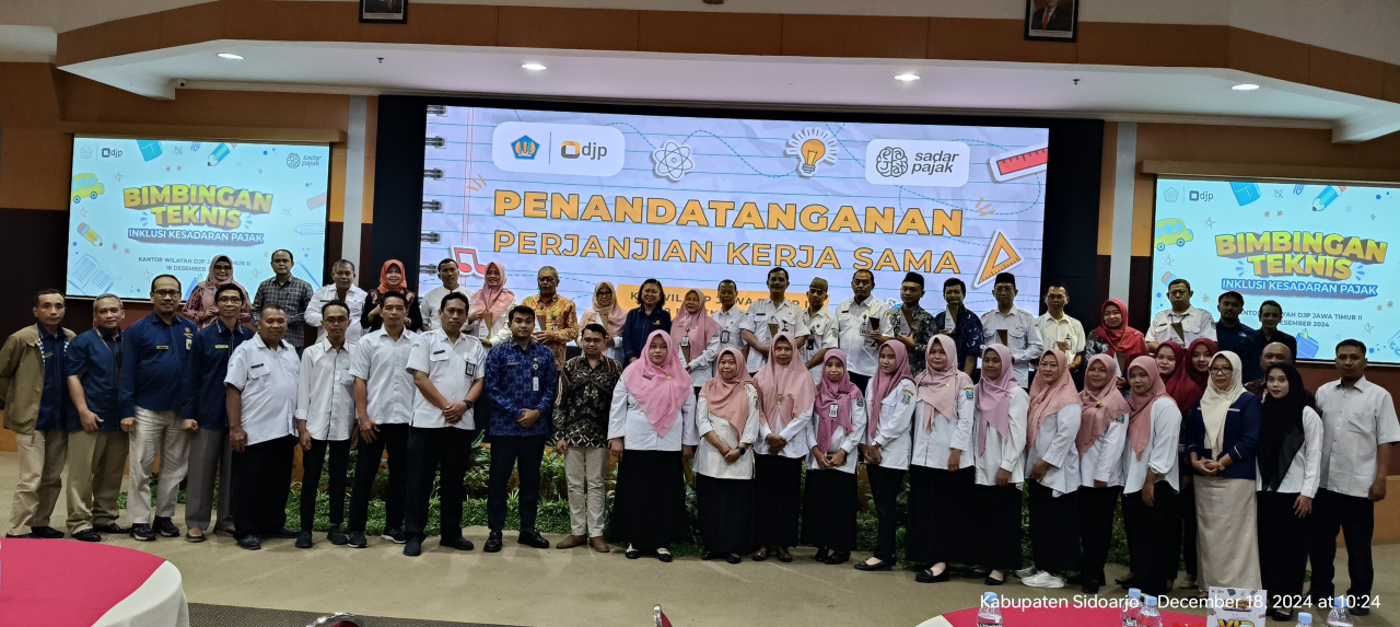 Kakanwil DJP Jatim II Agustin Vita, Avantin foto bersama dengan para guru usai tandatangani MoU dengan SMA-SMK se wilayah Sidoarjo. (Ist)