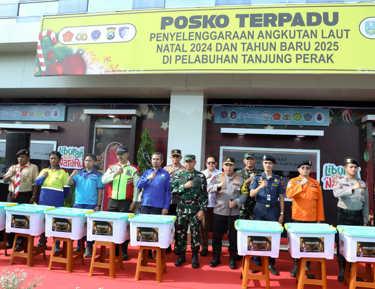 PkbGubernur Adhy bersama Kapolri tinjau Posko Nayaru di pelabuhan Tanjung Perak Surabaya. (Ist)