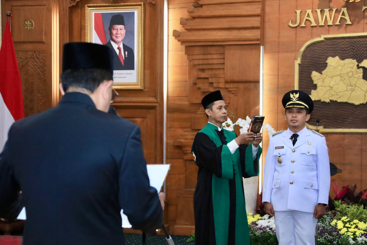 Pj Gubernur Adhy melantik dan membacakan sumpah jabatan kepada Wali Kota Pasuruan Adi Wibowo. (Ist)