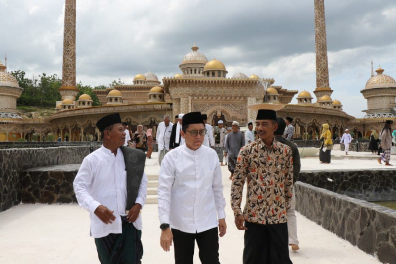 Pj Bupati Adriyanto Sholat Jum'at Perdana di Masjid Wisata Religi. (Ist)