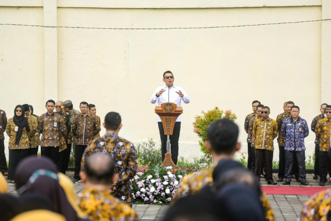 Pj Wali Kota Mojokerto Moh Ali Kuncoro memimpin langsung Apel Hari pertama kerja tahun 2025. (ist)