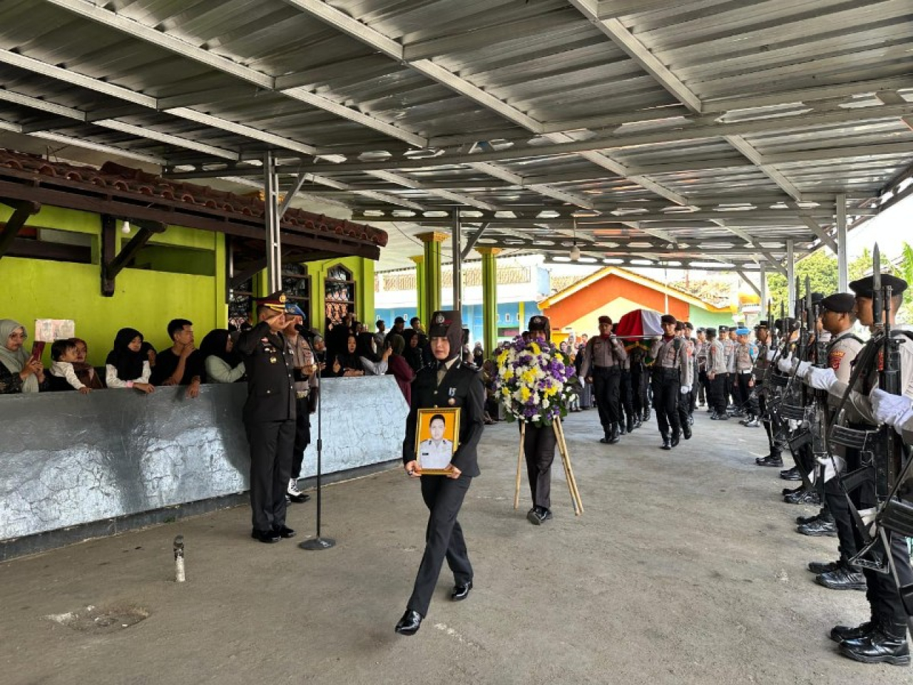 Upacara pemakaman secara militer Bripka Anditya Munartono yang telah selamatkan wisatawan. (ist)