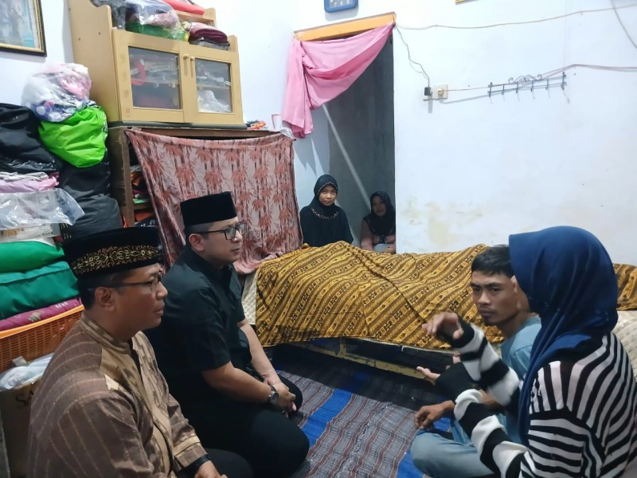 Tampak Mas Pj Ali Kuncoro bersama Kadis Pendidikan dan Kebudayaan Ruby Hartoyo melayat di rumah duka. (foto: eko/B-news.id)