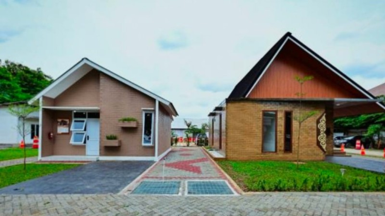 Rumah Contoh tipe 36 (kiri) dan tipe 57 (kanan) yang dibangun menggunakan Bata Interlock Presisi dari semen hijau SIG yang ramah lingkungan. (ist) 