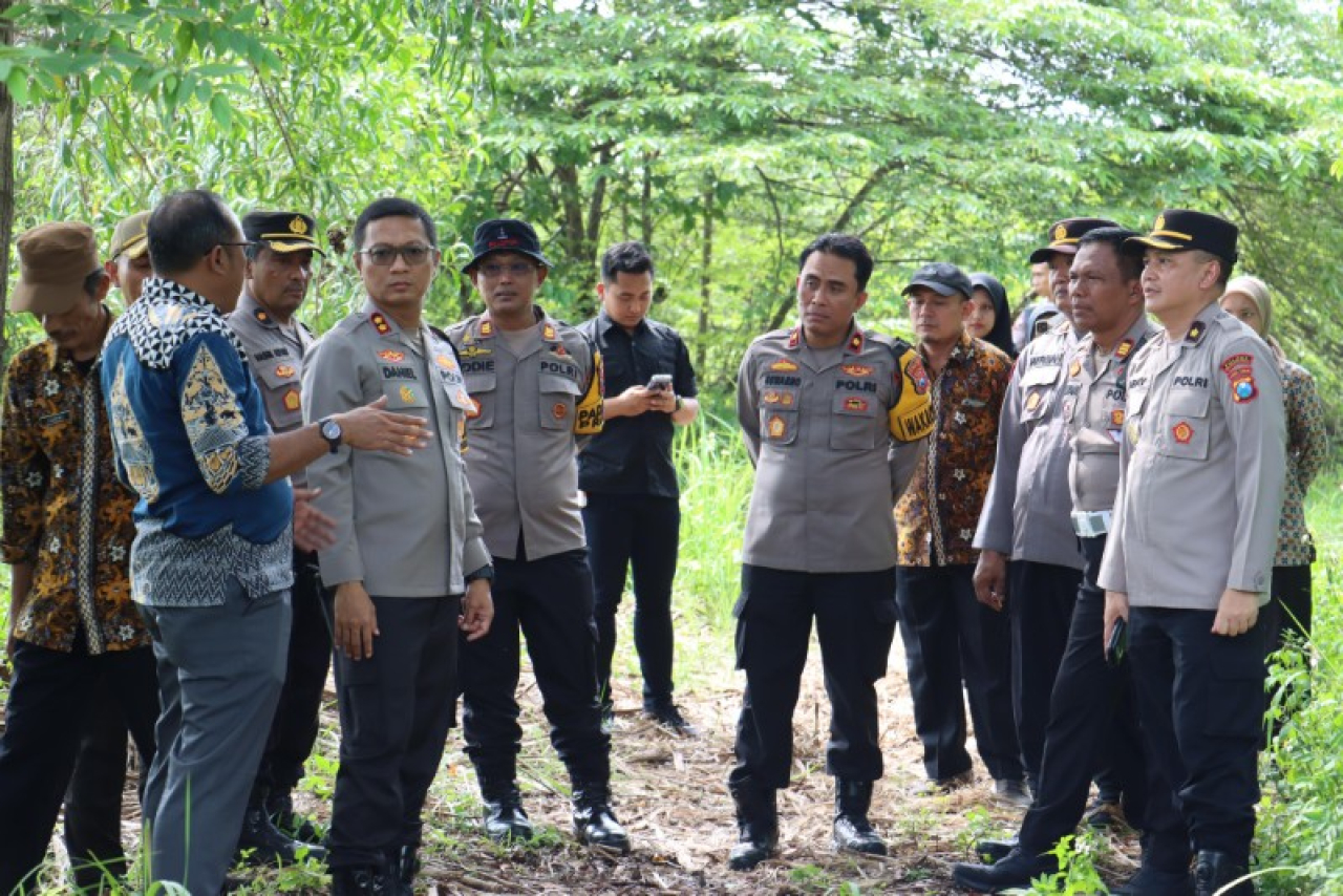 Kapolres Mojokerto Kota AKBP Daniel S Marunduri didampingi Kepala Bakesbangpol Heryana Dodik Martono survey lokasi lahan tidur di Kelurahan Blooto. (ist)