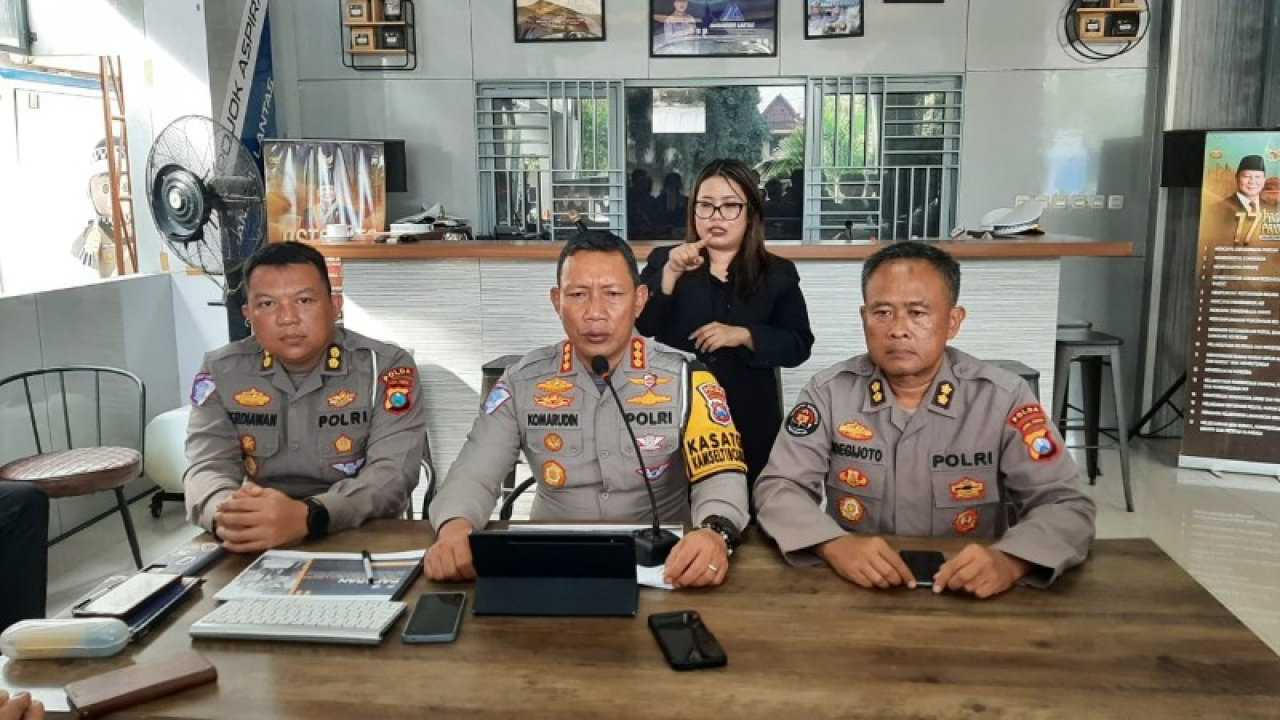 Dirlantas Polda Jatim Kombes Pol Komarudin saat konferensi pers kecelakaan bus di Batu. (ist)