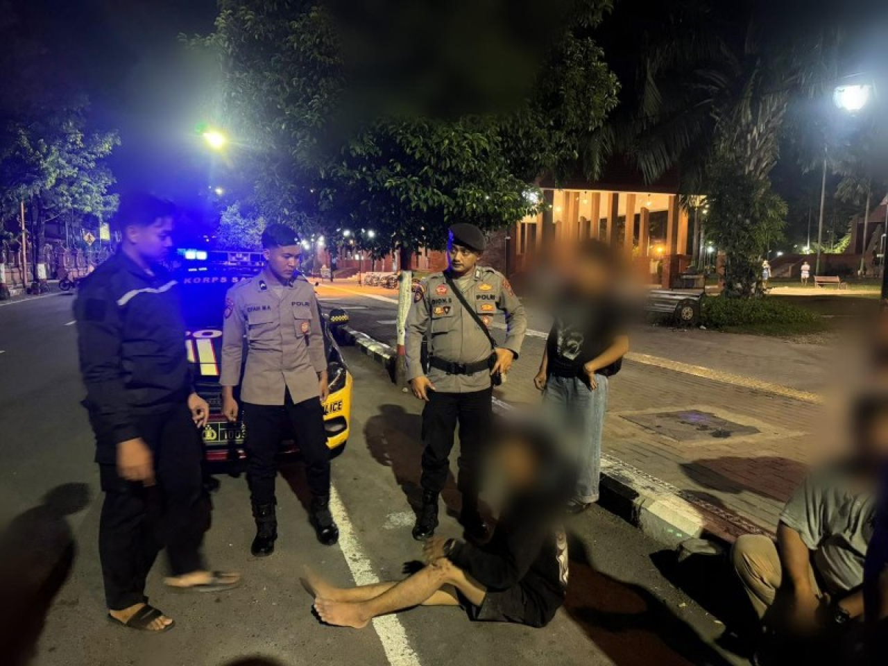 Aksi tawuran remaja di Alun-alun Kota Mojokerto berhasil diamankan anggota Sat Samapta Polres Mojokerto Kota. (ist)