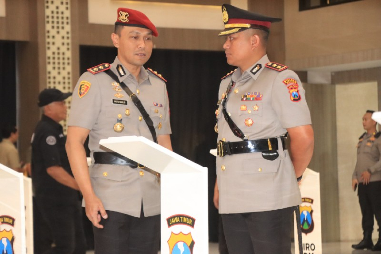AKBP Putu Kholis Aryana (baret merah) digantikan AKBP Danang Setiyo Pambudi sebagai Kapolres Malang. (ist)