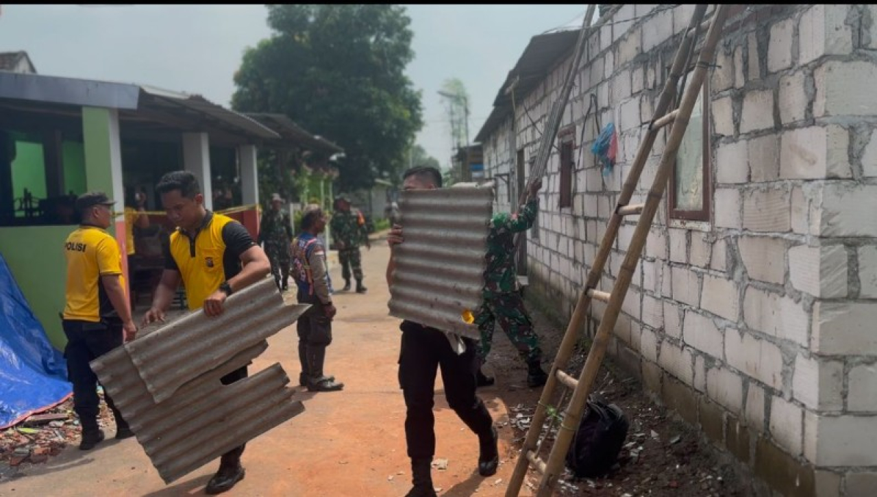 Sinergitas TNI-Polri perbaiki rumah terdampak ledakan di Puri Kabupaten Mojokerto. (ist)