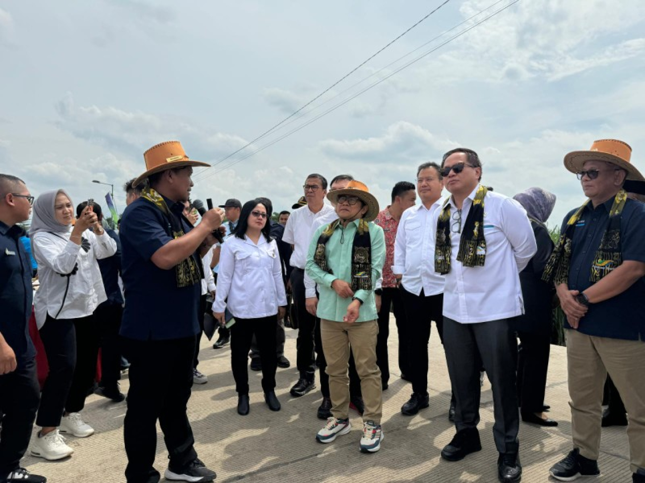 Menko PM Muhaimin Iskandar didampingi Wamen BUMN dan direktur PT. Sinergi Gula Nusantara serta jajaran BRI. (ist)