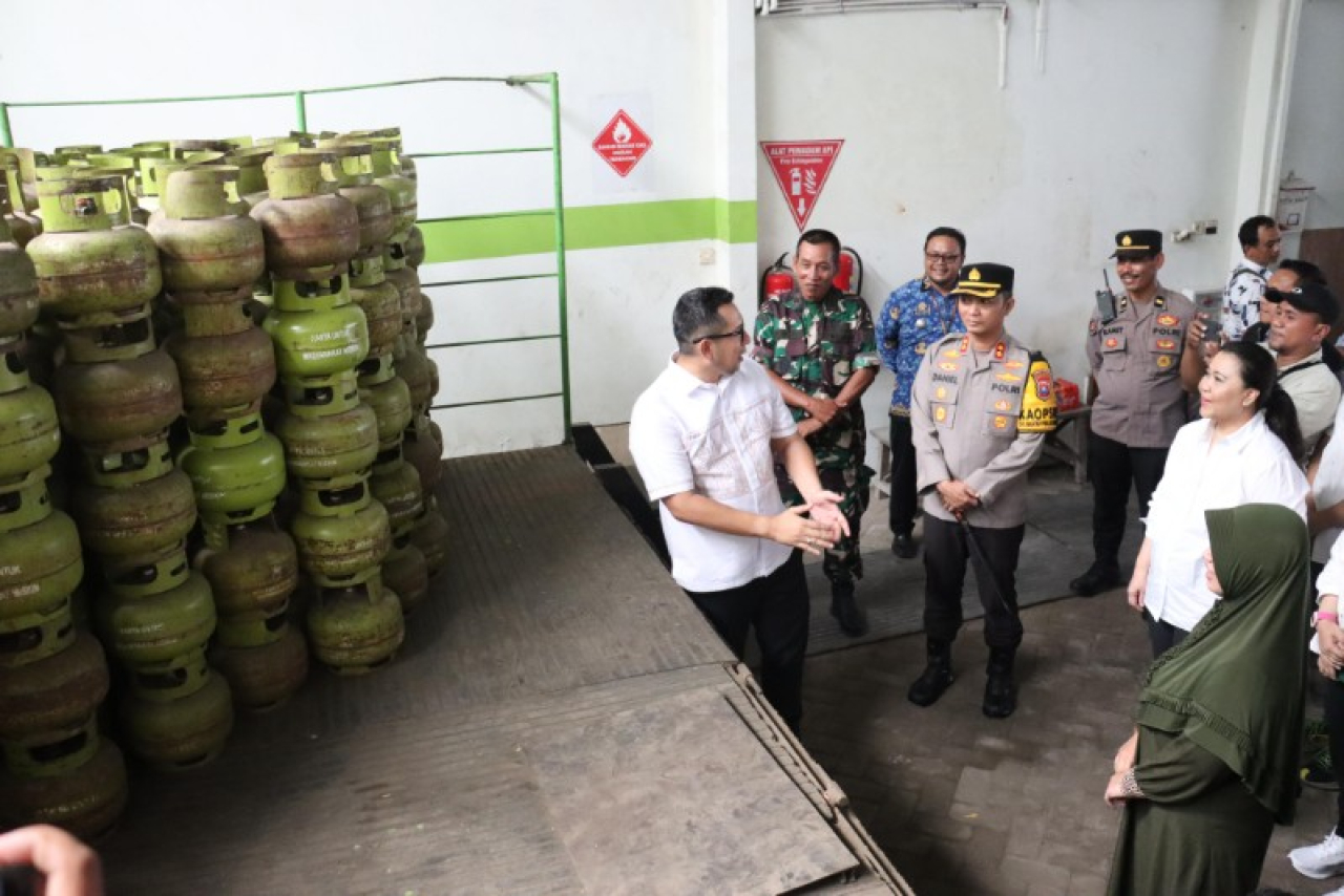Pj Wali Kota Mojokerto Didampingi Kapolres Tinjau Agen LPG 3 Kg, Pastikan Pasokan Tercukupi