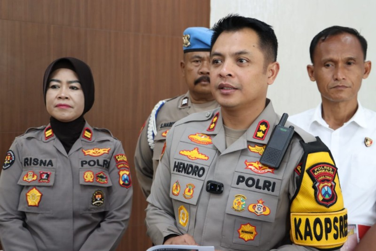 Kapolres Bangkalan AKBP Hendro Sukmono saat memberikan keterangan pers. (ist)