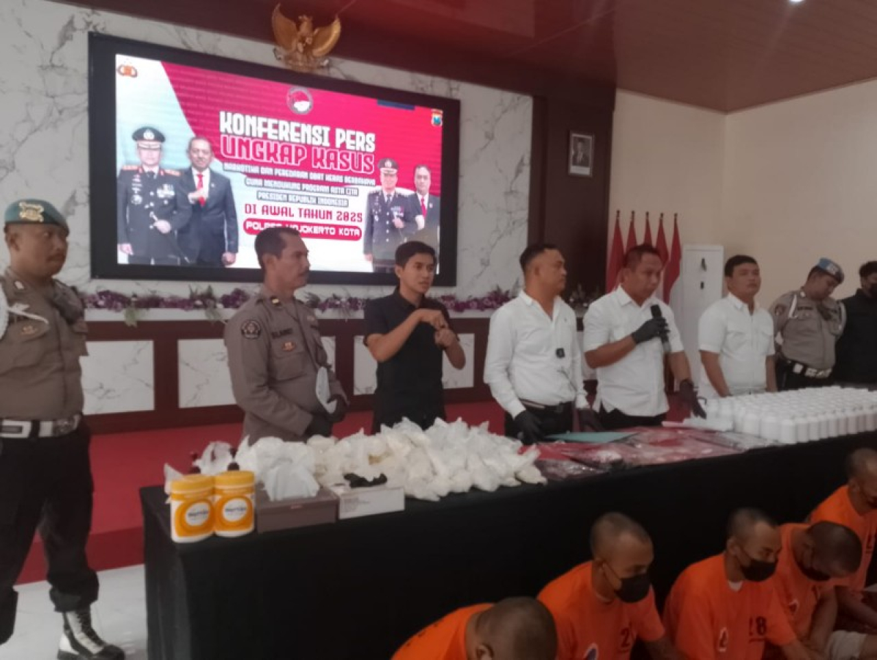 Kasat Narkoba Polres Mojokerto Kota AKP Moch Suparlan SH. MH. didampingi Kasihumas IPDA Slamet Hariyono dalam konferensi pers di Aula Hayam Wuruk. (foto: eko/ B-news.id)