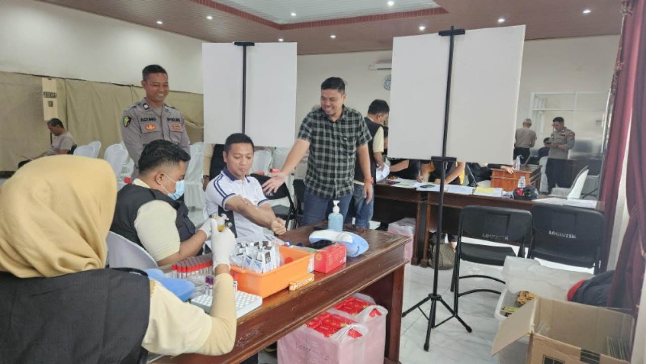 Kapolres Mojokerto Kota AKBP Daniel S Marunduri turut jalani tes kesehatan. (ist)