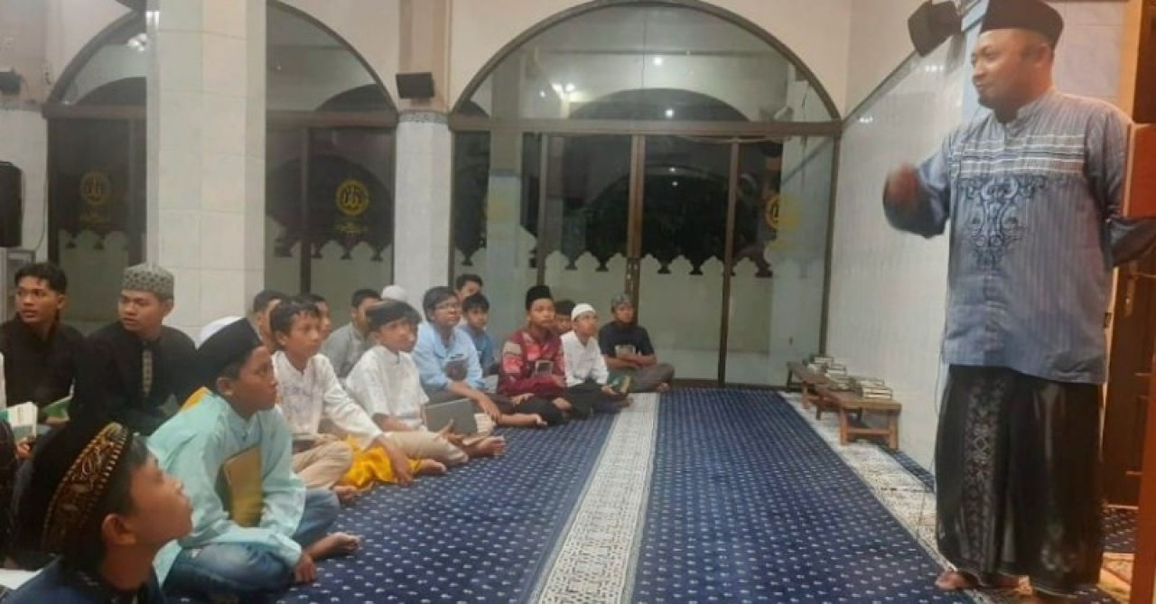 Santri di dalam masjid memperdalam ilmu agama melalui 'nyantri sewengi'. (ist) 
