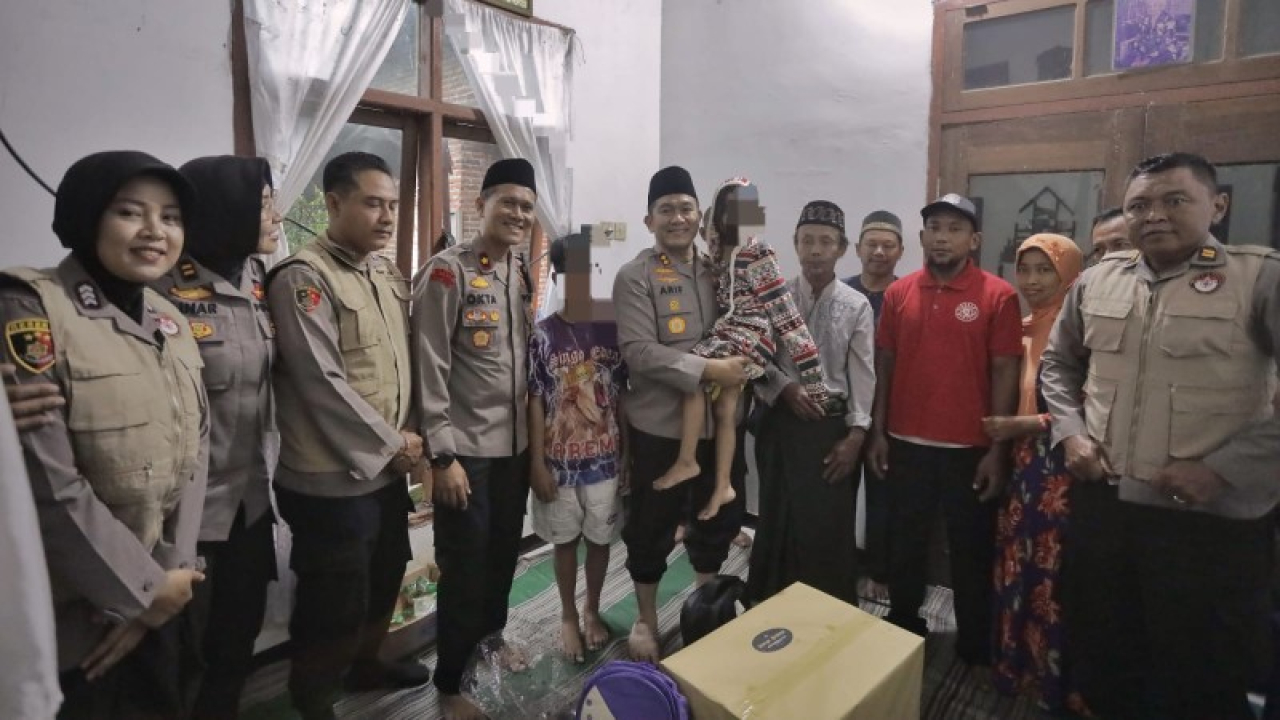 Wujud simpati Polri, Kapolres Blitar berikan trauma healing kepada keluarga Korban Mutilasi. (ist)