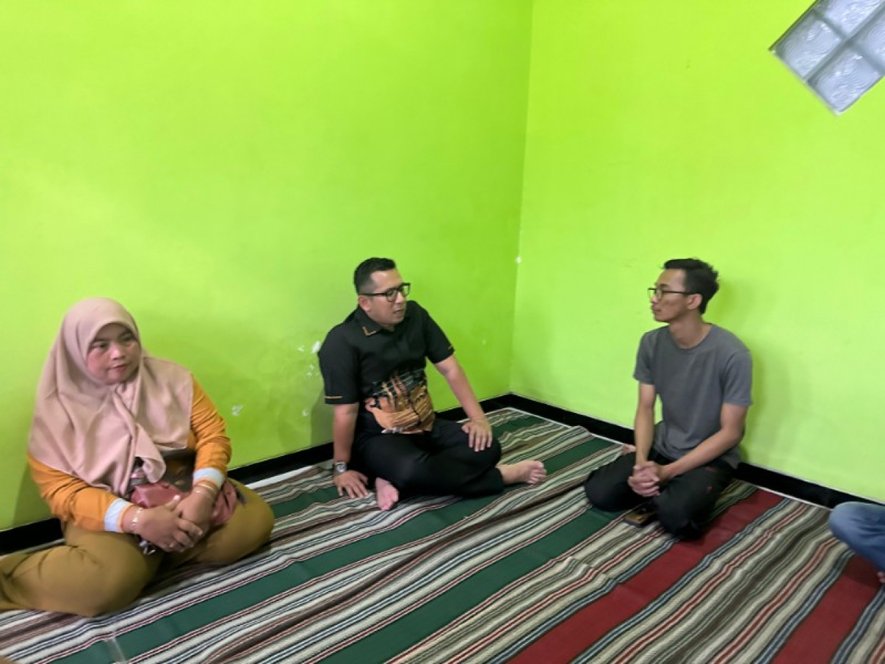 Mas Pj mengunjungi salah satu rumah korban kecelakaan laut di Gunung Kidul. (ist)