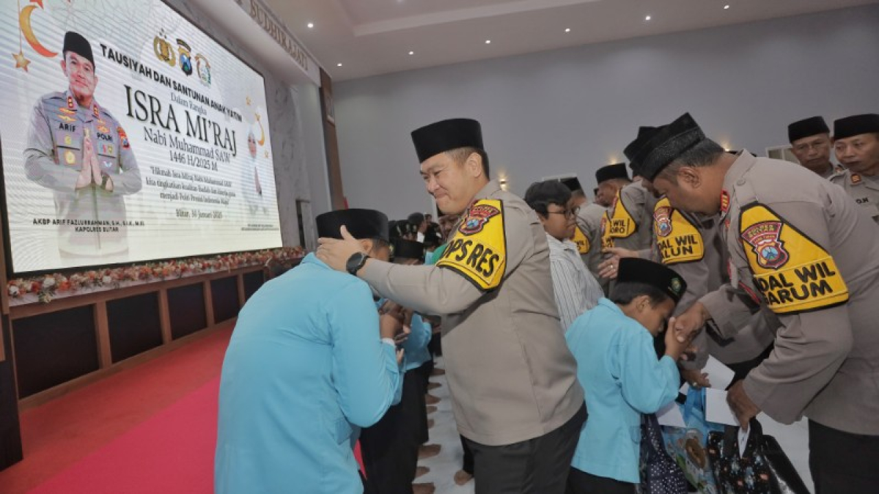 kapokres Blotar AKBP Arif Fazlurrahman menyerahkan santunan kepada anak Yatim. (ist)