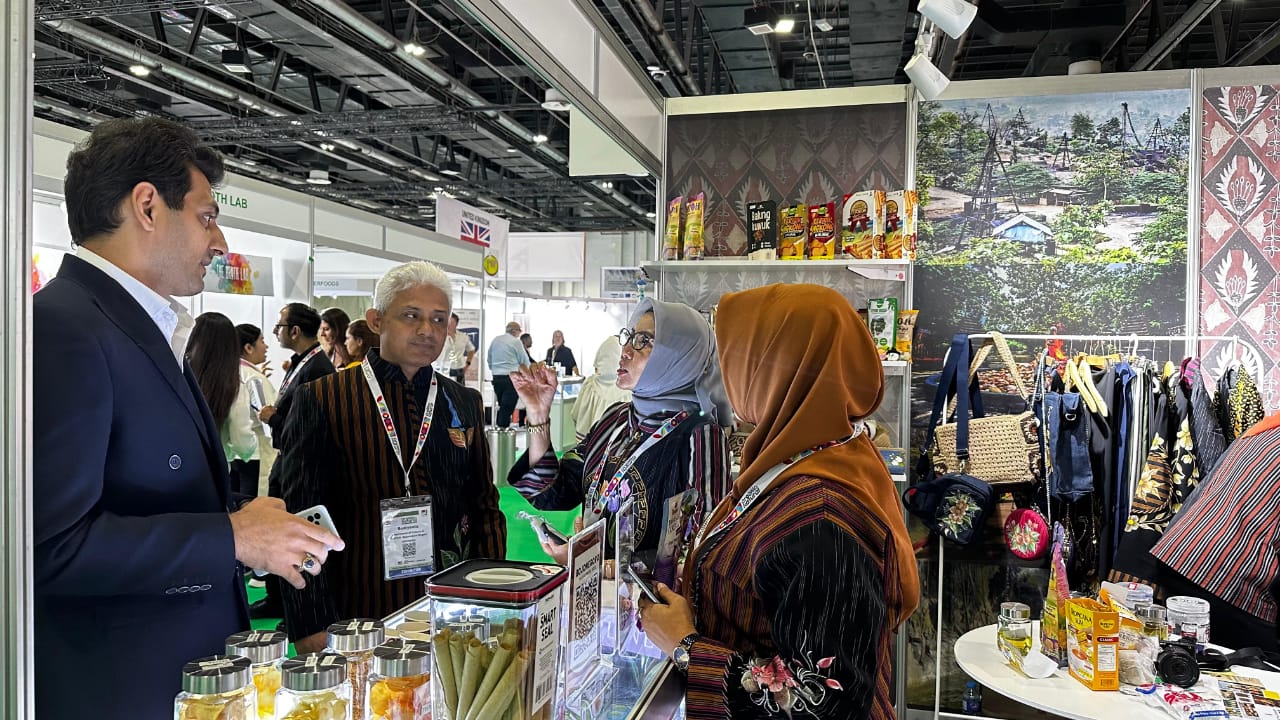 Tim Dekranasda Kab. Bojonegoro bersama tim saat mengikuti Pameran Middle East Organic n Natural Product Expo (Halal Trade Expo) 2024 di Dubai. (ist)