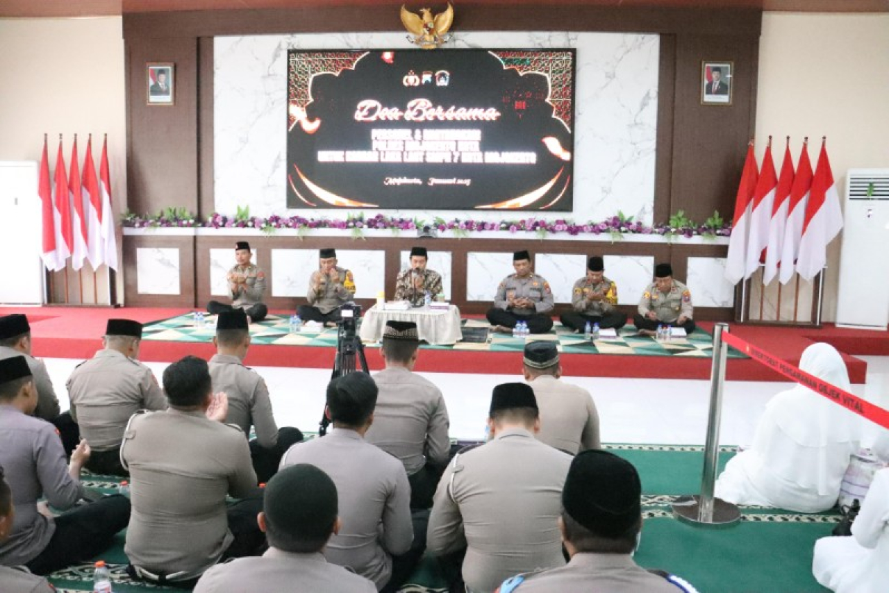 Doa bersama keluarga besar Polres Mojokerto Kota dipimpin oleh Ustadz Zainuri. (ist)