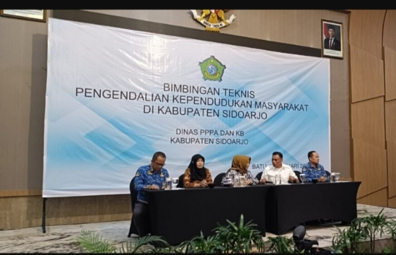 Wakil Ketua DPRD Sidoarjo Kayan (tengah) bersama Kadis DPPPA dan KB, Heni saat menghadiri acara bimtek di hotel Aston Batu, Malang. (Ist)