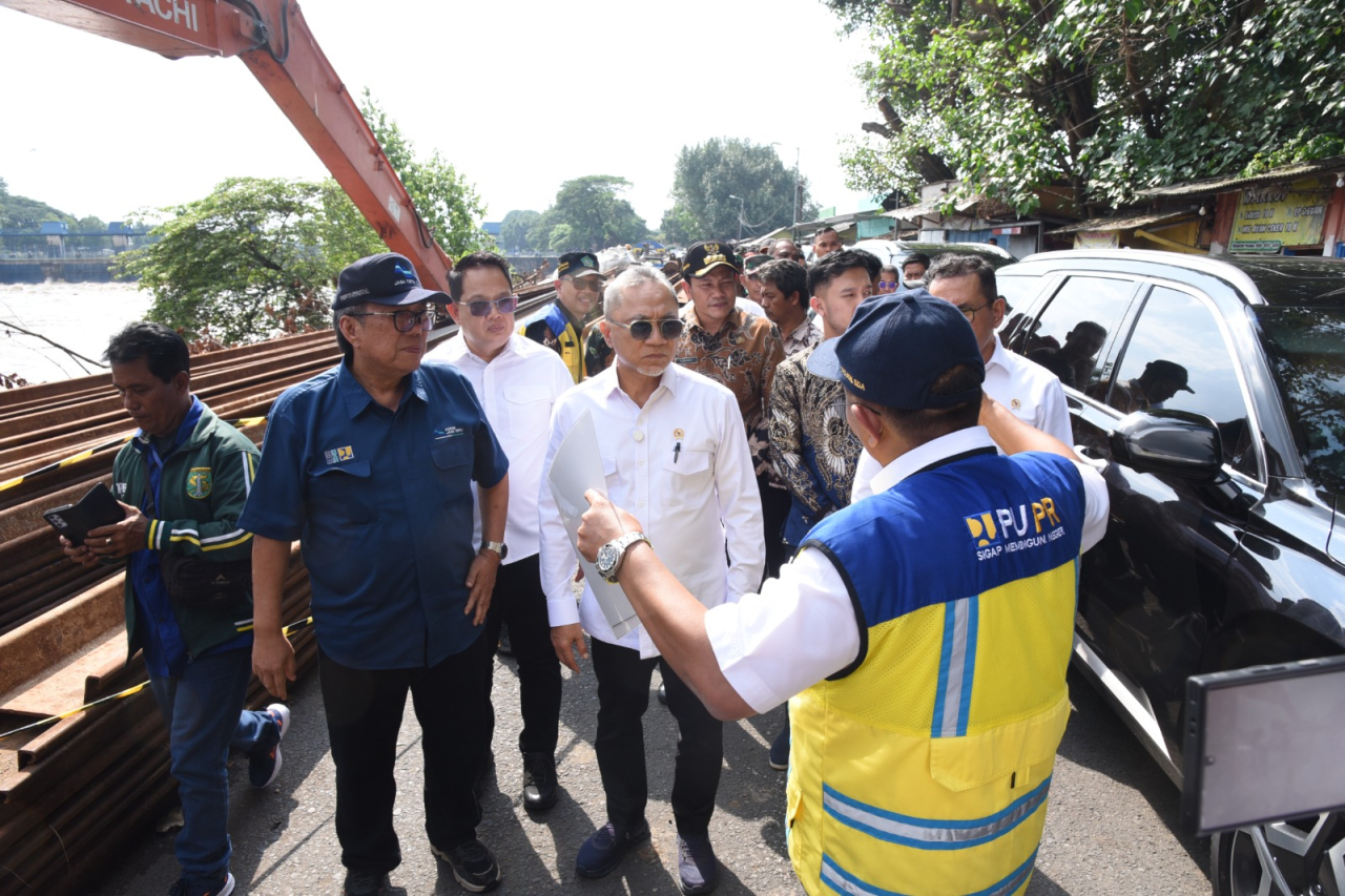 Menteri Bidang Pangan RI, Zulkifli Hasan (Zulhas) meninjau irigasi Rolak Songo Desa Mlirip Rowo, didampingi Pj Gubernur Adhy Karyono dan Plt Bupati Sidoarjo beserta rombongan usai bertemu para petani. (Ist)