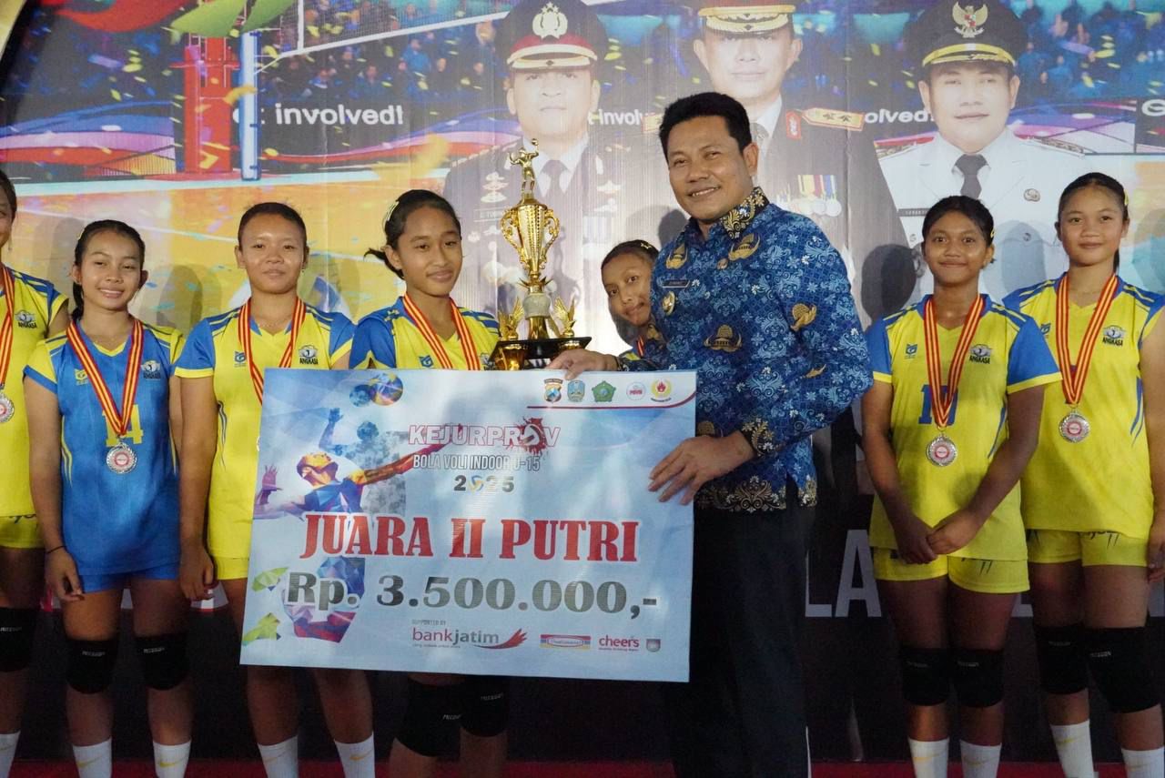 Pkt Bupati Subandi menyerahkan hadiah kepada tim putri juara voli. (Ist)