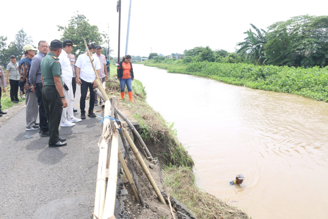 Plt. Bupati Subandi Gercep Tangani Tanah Amblas di Desa Prambon